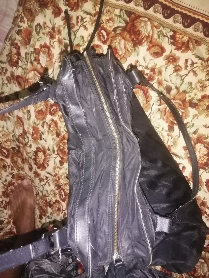 Burberry tote bag (Category: Tote Bags) located in San Carlos City. Submitted by apyogone (Listing ID 1458911042, Image 3). Description: Burberry plated buckle Excellent condition Color rate 9.8.