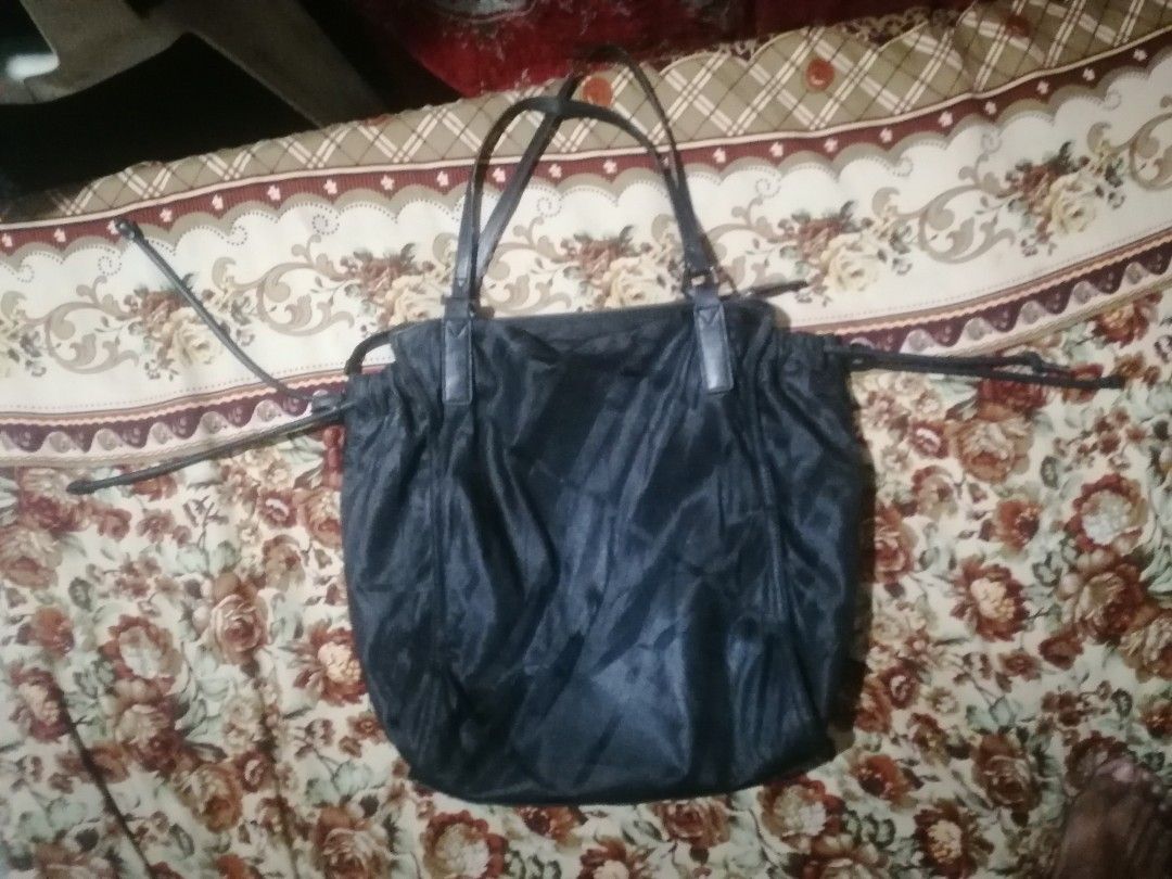 Burberry tote bag (Category: Tote Bags) located in San Carlos City. Submitted by apyogone (Listing ID 1458911042, Image 2). Description: Burberry plated buckle Excellent condition Color rate 9.8.