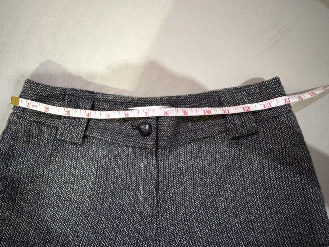 Capri Pants (Category: Other Bottoms) located in Mandaluyong City. Submitted by xela.tings (Listing ID 1459084219, Image 3). Description: Grey herringbone wool capri pants Size 40 on tag Check measurements on pics.