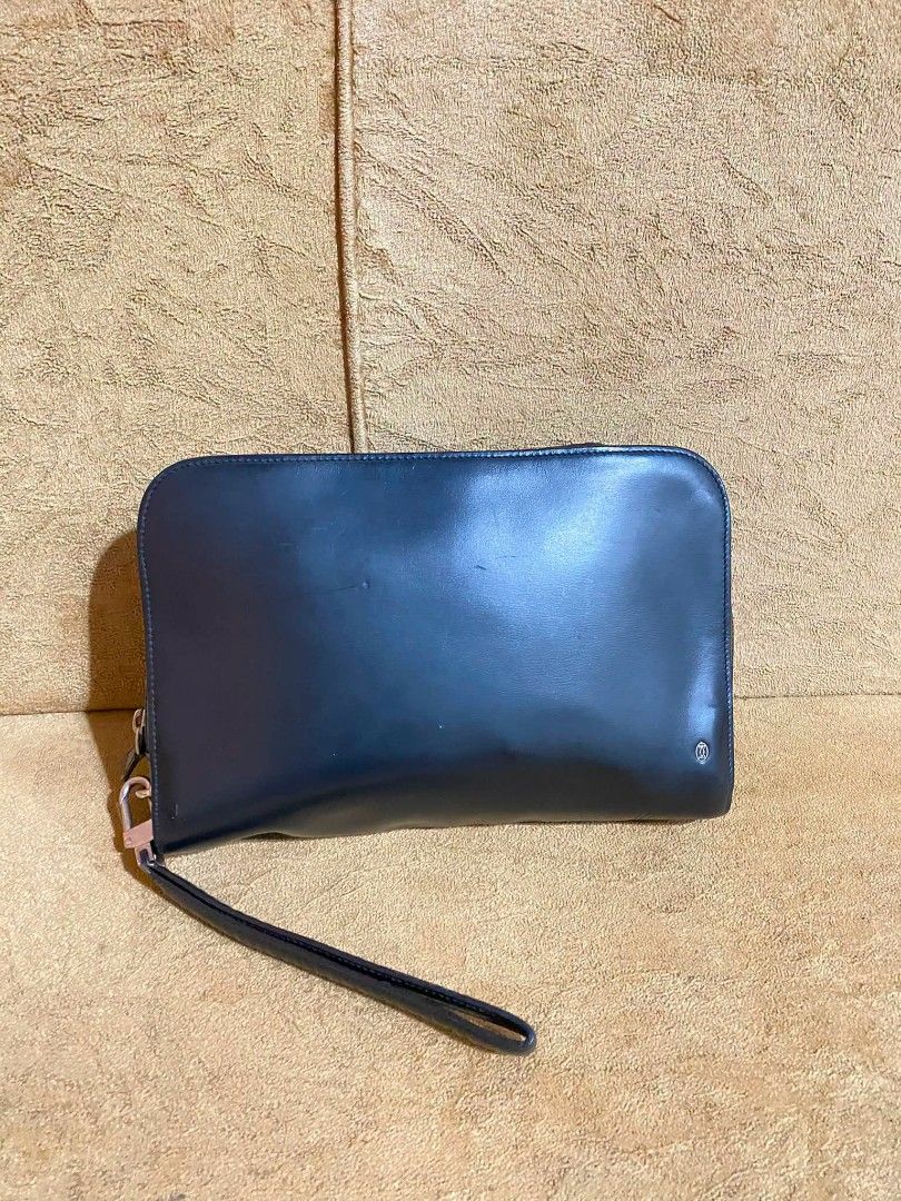 Cartier (Category: Luxury Bags & Wallets) located in Dumaguete. Submitted by camillaolshoppe2 (Listing ID 1458985633, Image 3). Description: Authentic Vintage Cartier CLUTCH bag Signs of usage rubber lining at scratches sa leather Pretty pa 😊.