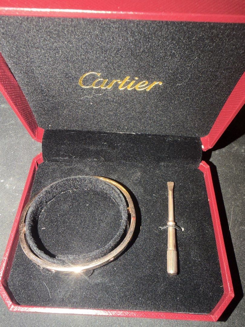 Cartier Love 手鐲 玫瑰金 附證書 （分類：飾物及配件）位於 Hong Kong。 由 7c4t7g4gb665800 提交（商品編號 1458894205，圖片 1）。簡介： Cartier Love 手鐲，4鑽 17碼 玫瑰金。證書。證書寫住 2022年5月買嘅。有盒有證 少上呢度 Wts傾 96865893。