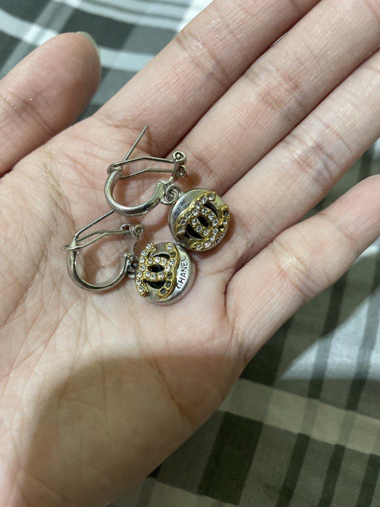 Chanel Hook lock Earrings (Category: Earrings) located in Bulacan. Submitted by ohyul.06 (Listing ID 1458990334, Image 3). Description: issue: missing gems, pwede palagyan order ka na lang sa online ng gems..