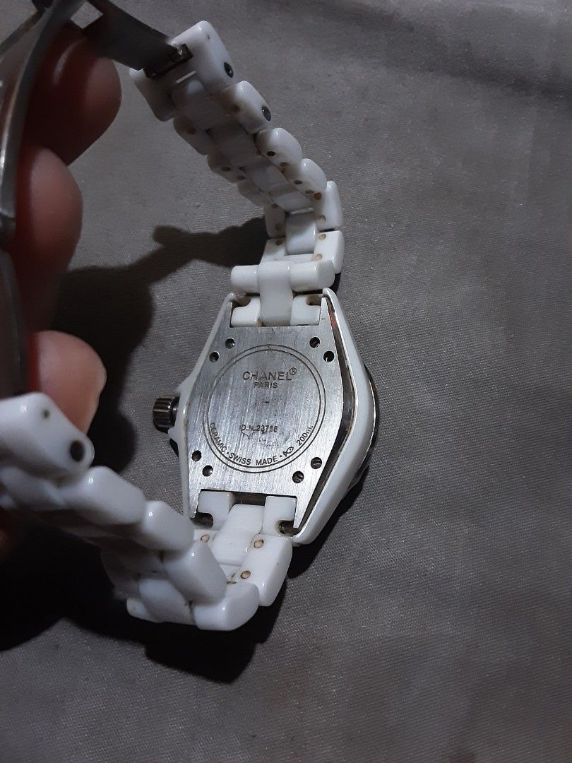 Chanel J12 White Ceramic Watch （分類：手錶）位於 Hong Kong。 由 lowbudgetshopping2026 提交（商品編號 1458970181，圖片 3）。簡介： Selling a Chanel J12 watch. White ceramic bracelet and case. White dial with Arabic numerals. Date window at 5 o'clock. quartz watch. Please check photos.price alrdy inclouding sf fees.free sf.。