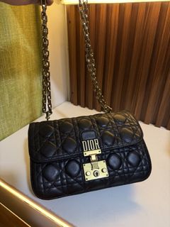(Category: ) located in . Submitted by THRIFTTHRILLBAGS (Listing ID 1459017662, Image 1). Description: .