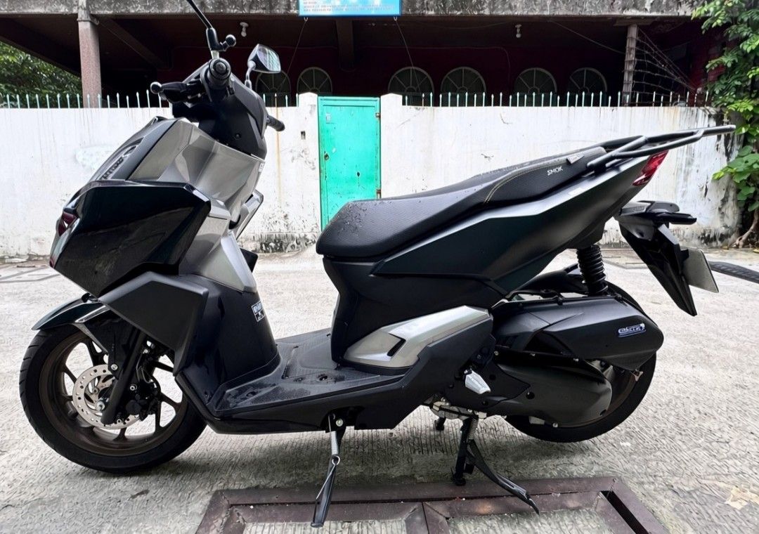 Click 160 (Category: Motorbikes for Sale) located in Caloocan City. Submitted by idk26 (Listing ID 1458969452, Image 3). Description: FOR SALE Click 160 2025 Model All stock engine 1xxx ODO ORIG OR AT CR Registered till 9/2027 Open Dos with two valid id's Included parts: Stock seat Topbox Issue: Tanggal na sticker sa fairings Wala na stock handle bar Minimal dents SOUTH CALOOCAN NEGOTIABLE!! RFS: Pang business.