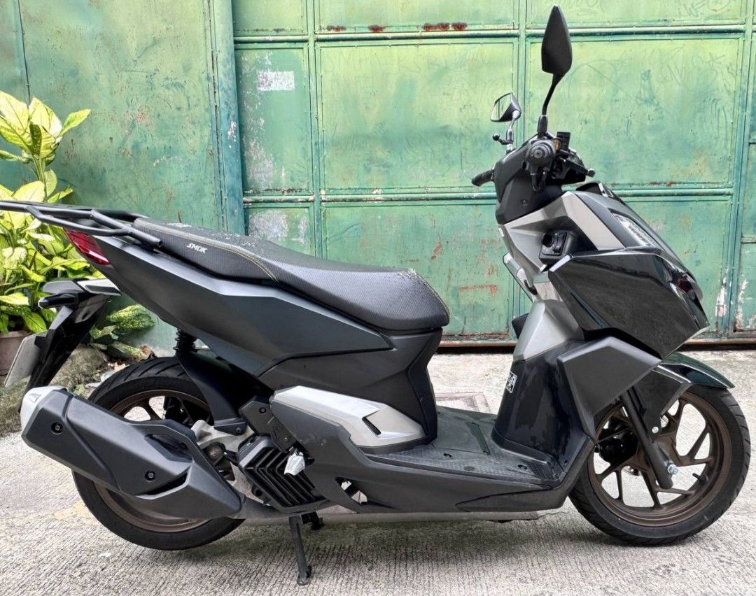 Click 160 (Category: Motorbikes for Sale) located in Caloocan City. Submitted by idk26 (Listing ID 1458969452, Image 2). Description: FOR SALE Click 160 2025 Model All stock engine 1xxx ODO ORIG OR AT CR Registered till 9/2027 Open Dos with two valid id's Included parts: Stock seat Topbox Issue: Tanggal na sticker sa fairings Wala na stock handle bar Minimal dents SOUTH CALOOCAN NEGOTIABLE!! RFS: Pang business.