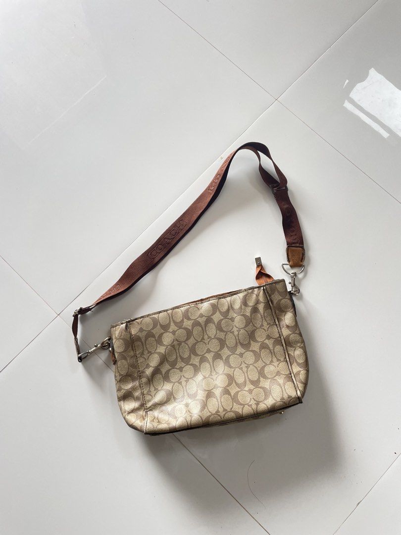 Coach Bag (Category: Shoulder Bags) located in Baguio. Submitted by singlestitchbc (Listing ID 1458969552, Image 2). Description: .