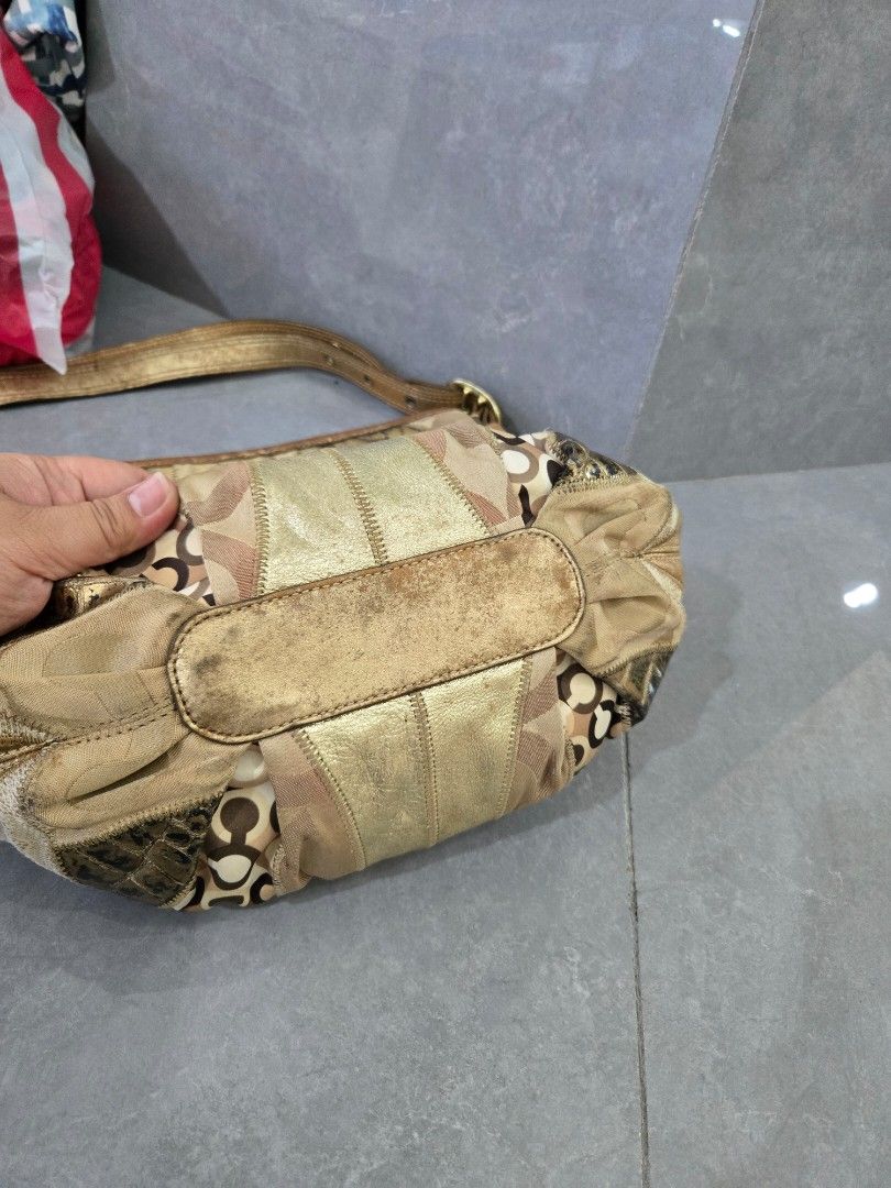 Coach carly patchwork shoulder bag (Category: Shoulder Bags) located in Quezon City. Submitted by bags4ever (Listing ID 1458964974, Image 2). Description: may stain po kaya sale na po.