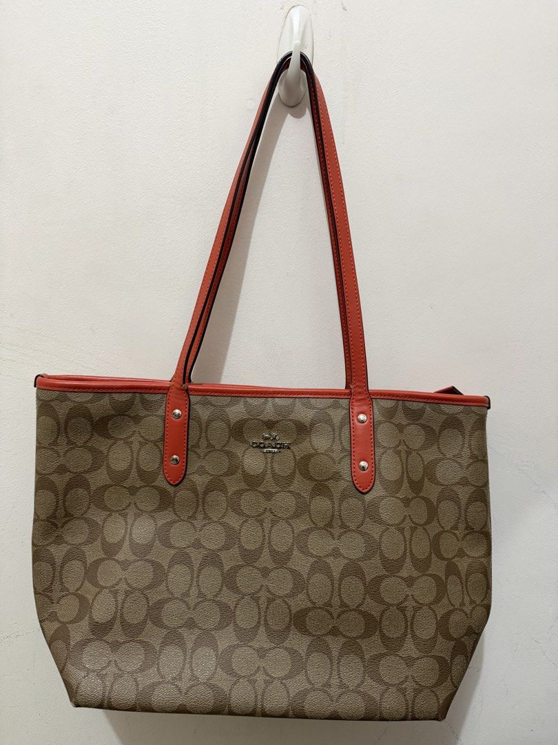 Coach City Zip Tote (Category: Luxury Bags & Wallets) located in Manila. Submitted by coffeepanda1234 (Listing ID 1458987392, Image 1). Description: Minor issue see photos.