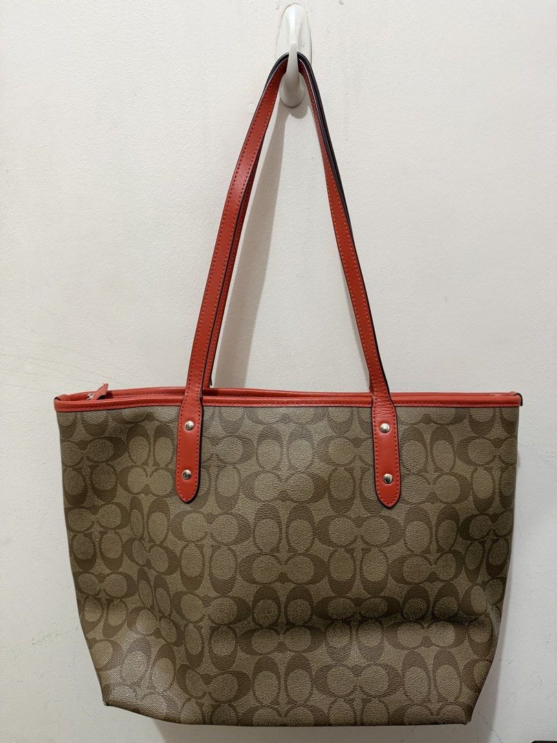 Coach City Zip Tote (Category: Luxury Bags & Wallets) located in Manila. Submitted by coffeepanda1234 (Listing ID 1458987392, Image 2). Description: Minor issue see photos.