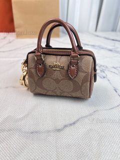 (Category: ) located in . Submitted by fashion.luxe.collection (Listing ID 1458970613, Image 1). Description: .