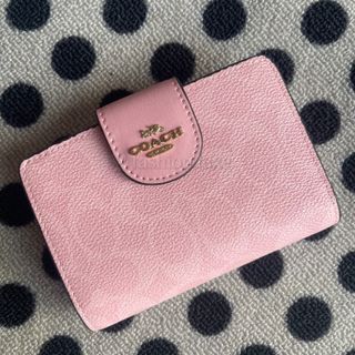 (Category: ) located in . Submitted by fashion.luxe.collection (Listing ID 1458985382, Image 1). Description: .