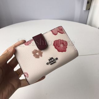 (Category: ) located in . Submitted by fashion.luxe.collection (Listing ID 1459014971, Image 1). Description: .