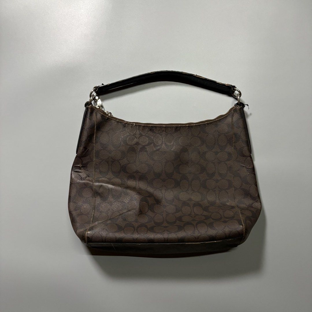 Coach Shoulder Bag (Category: Shoulder Bags) located in Tayabas. Submitted by bayabaskartell (Listing ID 1458964262, Image 2). Description: .