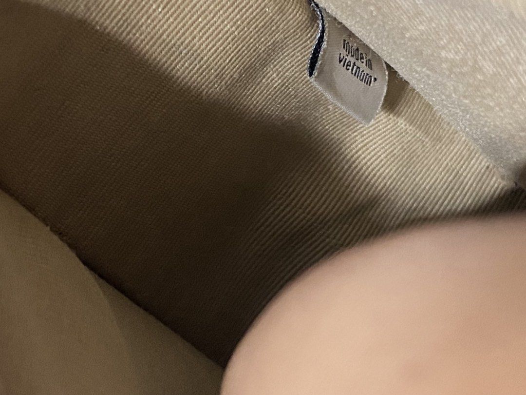 Coach Swinger (Category: Luxury Bags & Wallets) located in Davao. Submitted by goldenstone_0be9b3 (Listing ID 1458991116, Image 3). Description: Coach Swinger maganda pa po swear! kili bag.
