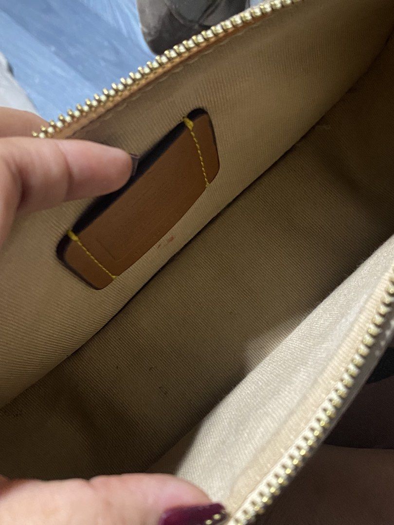 Coach Swinger (Category: Luxury Bags & Wallets) located in Davao. Submitted by goldenstone_0be9b3 (Listing ID 1458991116, Image 2). Description: Coach Swinger maganda pa po swear! kili bag.