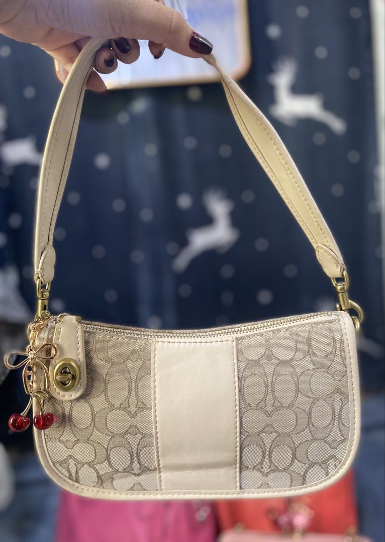 Coach Swinger (Category: Luxury Bags & Wallets) located in Davao. Submitted by goldenstone_0be9b3 (Listing ID 1458991116, Image 1). Description: Coach Swinger maganda pa po swear! kili bag.