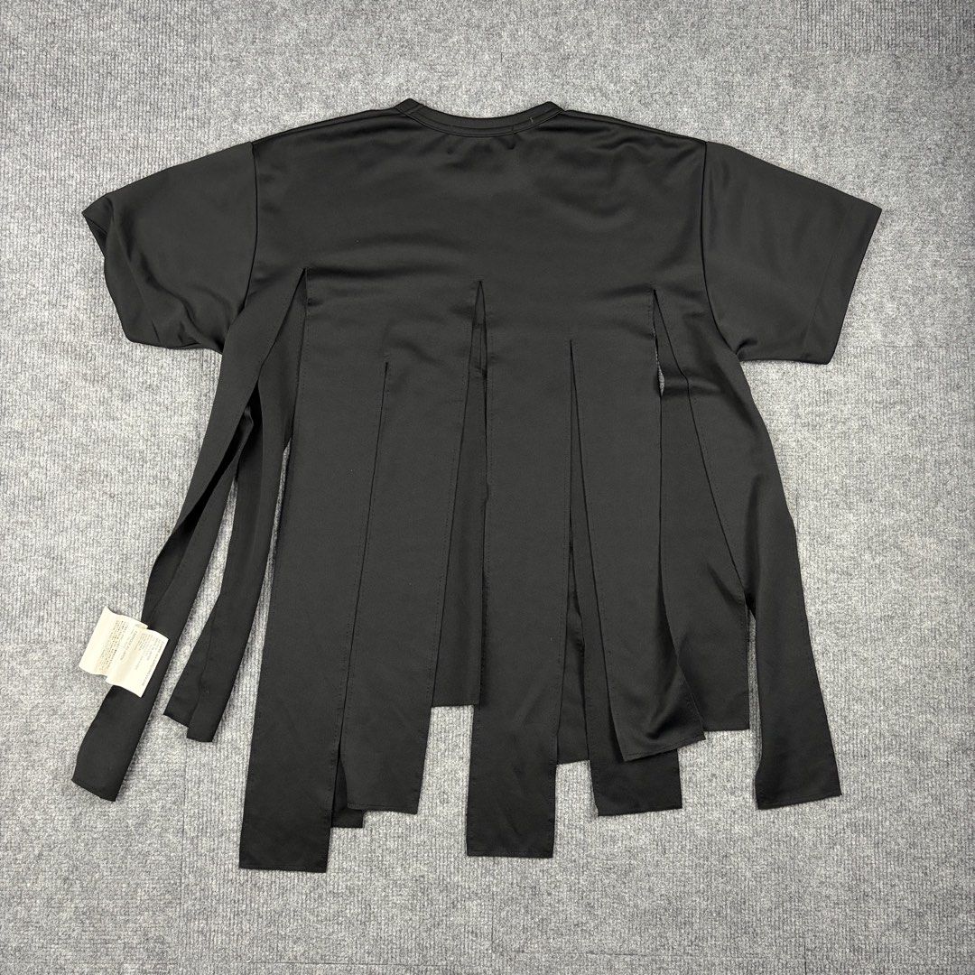 Comme des Garcons Logo Slit Tshirt (Category: Luxury Apparel) located in Manila. Submitted by yourtherapist_ (Listing ID 1459083882, Image 3). Description: Comme des Garcons Logo Slit Tshirt Size: L Condition: 9.5/10 Material: 100% Polyester Made in: Japan Measurements Width: 21.5 Length: 27 Shoulder: 18.5 The hem features numerous slits, creating a fringed design. The front is adorned with a printed “CDG COMME des GARCONS” logo. 5,000.