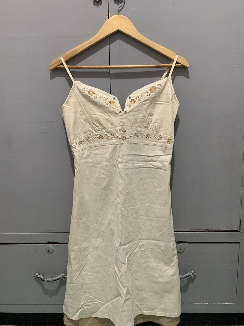 cream embroidered midi dress (Category: Dresses) located in Muntinlupa City. Submitted by pink.poppies (Listing ID 1459034206, Image 2). Description: issue: zipper is kinda sira (check the photos) but still can be easily zipped pa rin hehe.