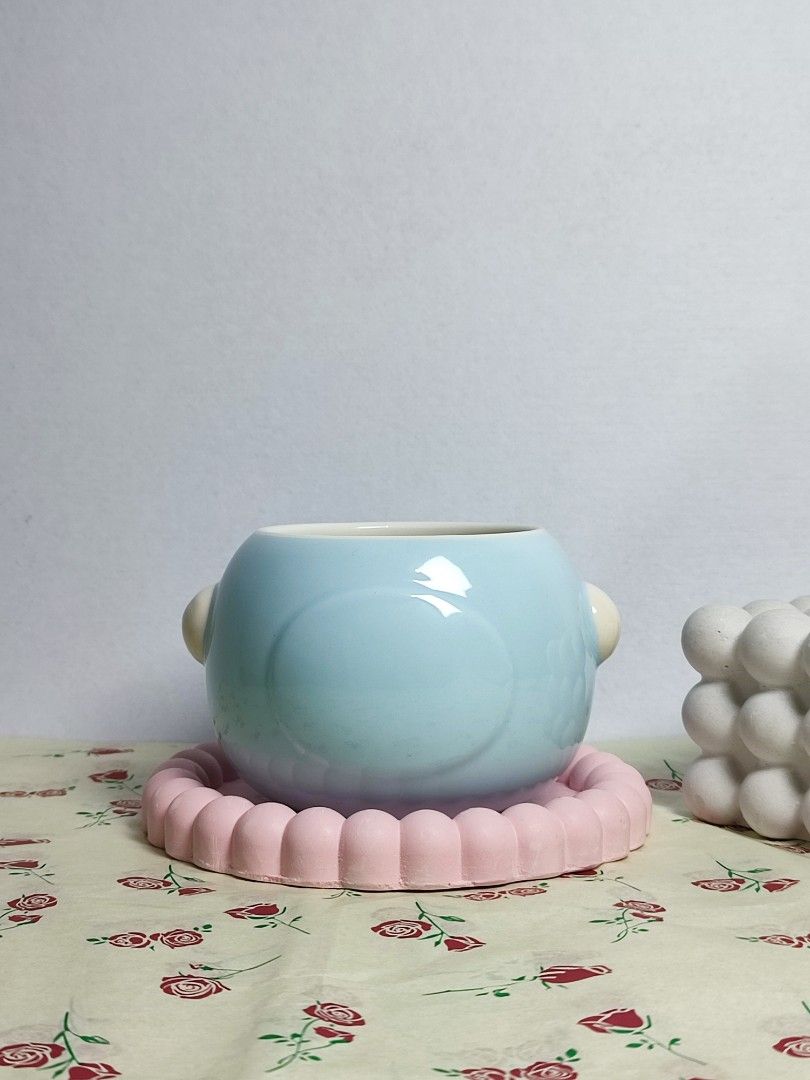 Cute Mugs (Category: Coffee & Tea Tableware) located in Manila. Submitted by dconlinesh14898 (Listing ID 1459066049, Image 2). Description: 𝐂𝐔𝐓𝐄 𝐌𝐔𝐆𝐒 𝐀𝐕𝐀𝐈𝐋𝐀𝐁𝐋𝐄 𝐎𝐍𝐇𝐀𝐍𝐃! ☕️🌸 Add a little sweetness to your everyday coffee breaks. 💗 These adorable mugs are perfect for making your morning drink feel extra cozy and your space a little more. ☕️ Perfect for coffee, tea & matcha 🎀 Cute addition to your kitchen 🎁 Sweet gift for s