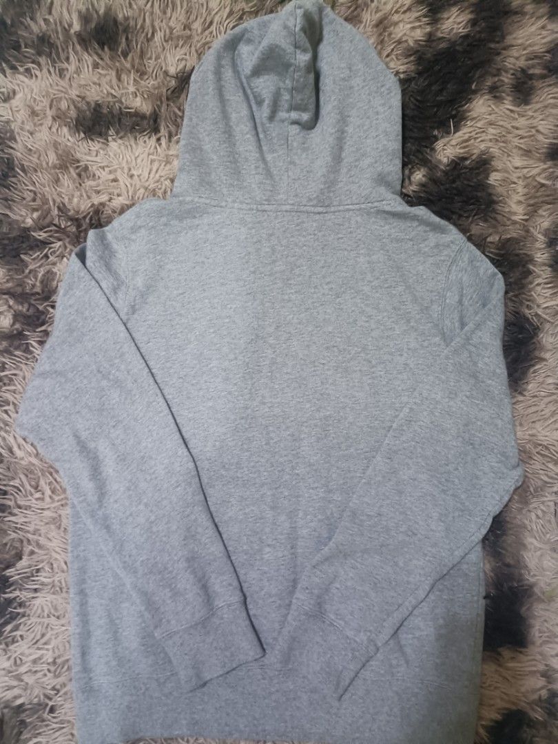 Dickies Grey Hoodie Size M (Category: Hoodies) located in Balanga. Submitted by emmandiwa (Listing ID 1458975116, Image 2). Description: - Grey Dickies Hoodie - Size: Medium (M) - Material: 100% Cotton - Features classic Dickies logo on chest - Ideal for casual everyday wear - Please check photos for detailed condition -Width 21 -Length 25 - Price 650 plus shipping fee -Mop gcash/bank transfer.
