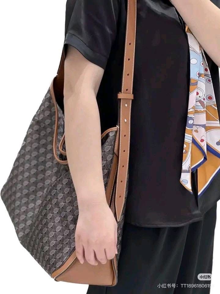 Dissona hobo (Category: Shoulder Bags) located in Manila. Submitted by gff.daily_flower (Listing ID 1459078318, Image 1). Description: With tag dustbag.