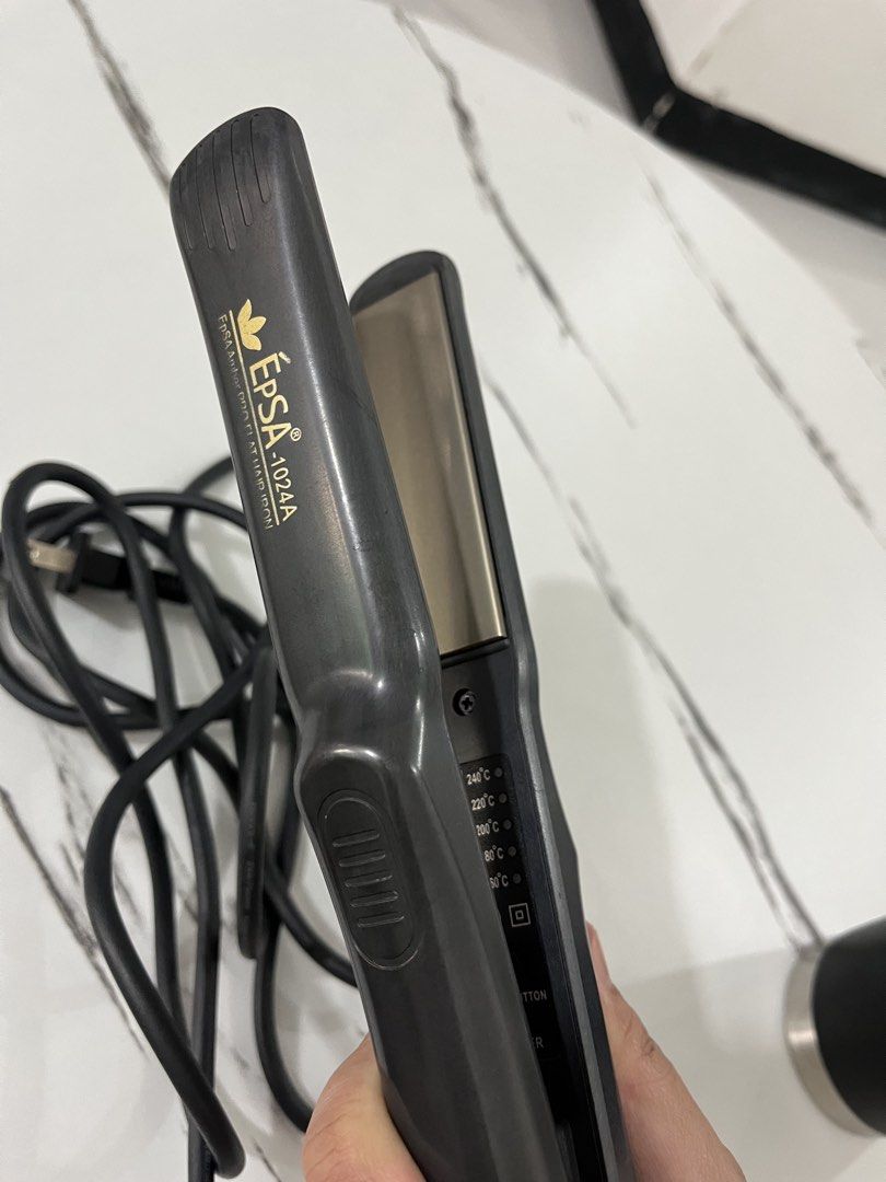 EPSA HAIR IRON (Category: Hair Accessories) located in Manila. Submitted by closetph78 (Listing ID 1458984498, Image 2). Description: 240 max heat Epsa hair iron No issue Rfs : may bago na Batangas loc Jnt Gcash pay.