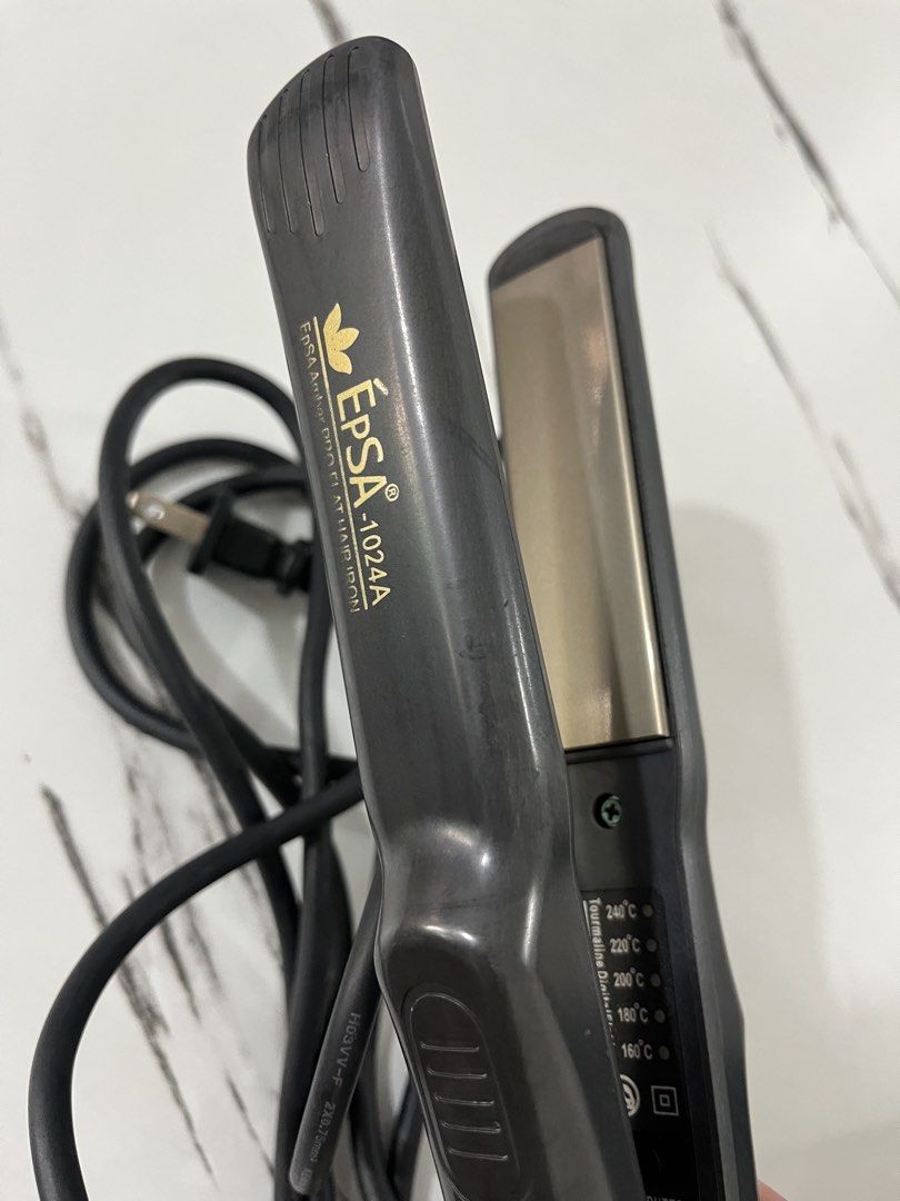 EPSA HAIR IRON (Category: Hair Accessories) located in Manila. Submitted by closetph78 (Listing ID 1458984498, Image 1). Description: 240 max heat Epsa hair iron No issue Rfs : may bago na Batangas loc Jnt Gcash pay.