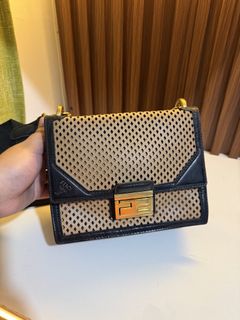 (Category: ) located in . Submitted by THRIFTTHRILLBAGS (Listing ID 1459015422, Image 1). Description: .
