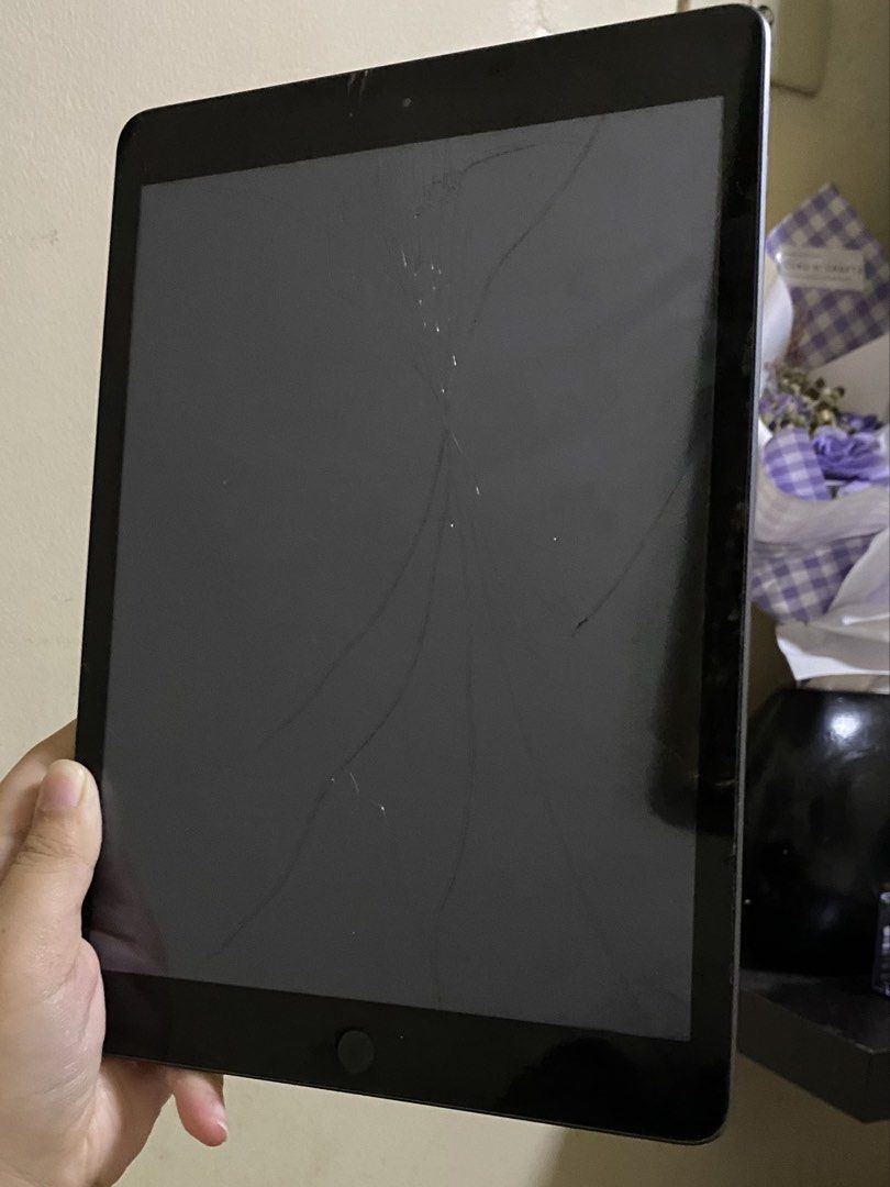 FS: IPAD 8th GEN 10.2 INCH 128GB (Category: iPad) located in Manila. Submitted by gabmrdr (Listing ID 1456558523, Image 2). Description: - iPad 8th Generation - 10.2-inch Retina Display - 128GB Storage - Perfect for everyday use ISSUE: Cracked Screen need to change screen. SUPER OK pa nya, talagang screen lang issue Price is NEGOTIABLE Can do meetups around pampanga.