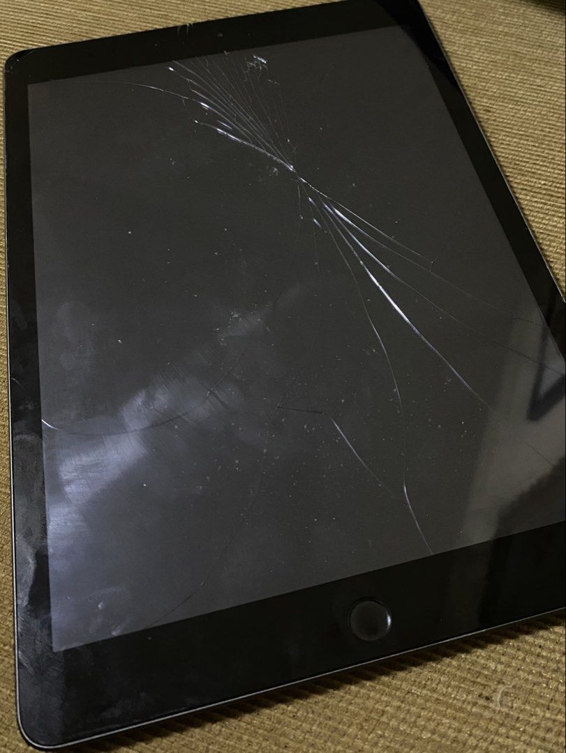 FS: IPAD 8th GEN 10.2 INCH 128GB (Category: iPad) located in Manila. Submitted by gabmrdr (Listing ID 1456558523, Image 3). Description: - iPad 8th Generation - 10.2-inch Retina Display - 128GB Storage - Perfect for everyday use ISSUE: Cracked Screen need to change screen. SUPER OK pa nya, talagang screen lang issue Price is NEGOTIABLE Can do meetups around pampanga.