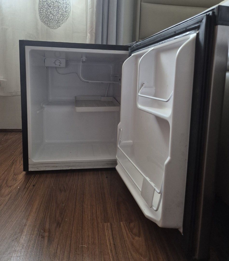 Fujidenzo Mini Fridge (Category: Refrigerators and Freezers) located in Manila. Submitted by anngandah (Listing ID 1458891663, Image 3). Description: - Compact Fujidenzo mini fridge - Ideal for small spaces (dorm rooms, offices) - Keeps drinks and snacks perfectly chilled - Features interior shelves and door compartments - In excellent working condition - Reason for selling: No longer needed.