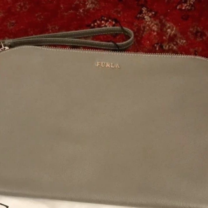 FURLA ENVELOPE CLUTCH BAG (Category: Luxury Bags & Wallets) located in Manila. Submitted by mariellesa14935 (Listing ID 1459024562, Image 1). Description: -never been used - brandnew RFS: DECLUTTERING.