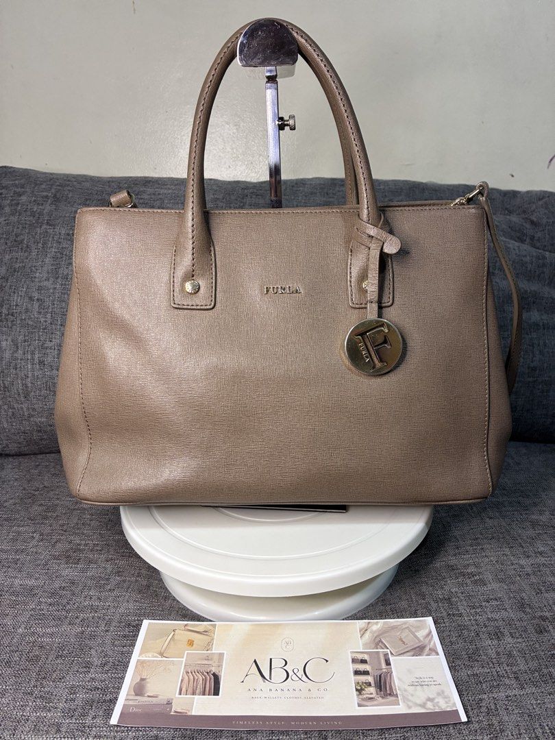 Furla Linda Tote Bag (Category: Shoulder Bags) located in Subic. Submitted by anabananaco. (Listing ID 1458922312, Image 1). Description: Guaranteed authentic preloved bag. Very good condition! Ang gandara! Iba ang atake neto! Quiet luxury!.