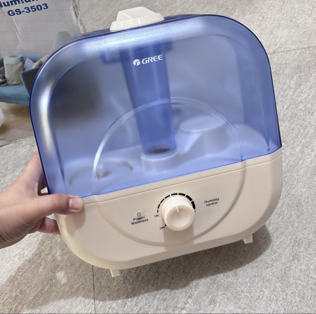 Gree Ultrasonic Humidifier 3L (Category: Air Purifiers & Dehumidifiers) located in Paranaque City. Submitted by dalle_closet (Listing ID 1458913460, Image 2). Description: slightly used pa ito Capacity & Coverage: 3-liter water tank suited for spaces up to 25 m². Power: 23 Watts Technology: Ultrasonic cool mist generation with 4 adjustable mist settings.