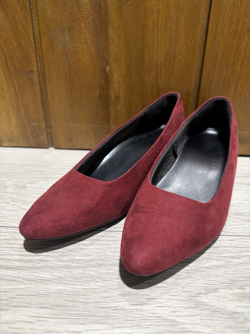 GU Maroon Suede Block Heels (Category: Heels) located in Makati City. Submitted by closetone (Listing ID 1459006979, Image 1). Description: - GU 22.5 size - Chic maroon suede block heels - Elegant pointed toe design - Comfortable low heel height, perfect for all-day wear .