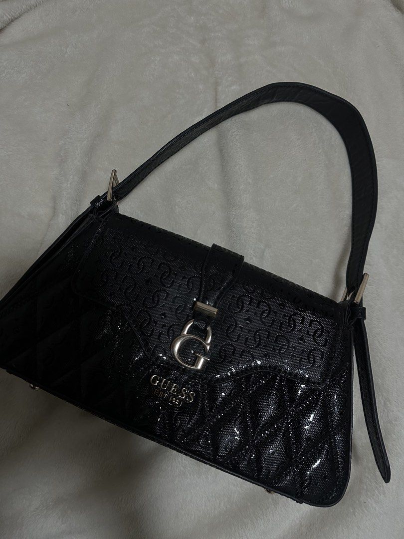 Guess bag (Category: Tote Bags) located in Quezon City. Submitted by dmnque (Listing ID 1458999211, Image 1). Description: RUSH!!!! w stains (pics included) rfs: di na nagagamit loc: sucat pque (can do lalamove) .