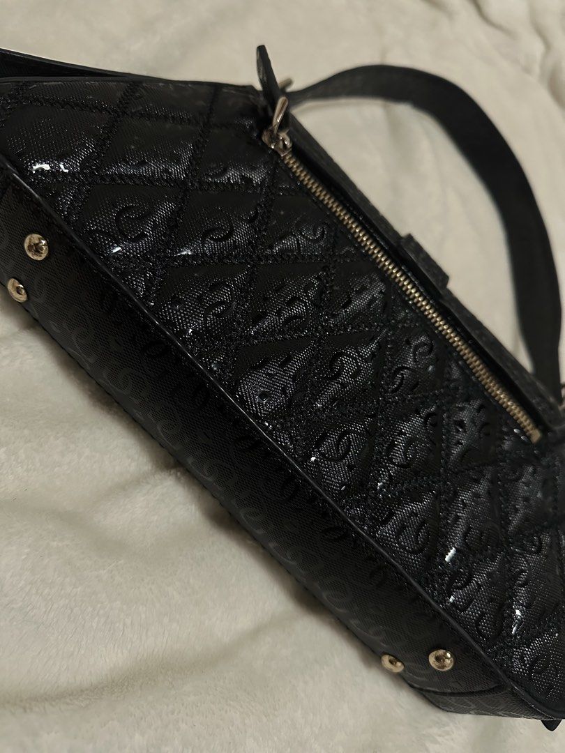 Guess bag (Category: Tote Bags) located in Quezon City. Submitted by dmnque (Listing ID 1458999211, Image 3). Description: RUSH!!!! w stains (pics included) rfs: di na nagagamit loc: sucat pque (can do lalamove) .