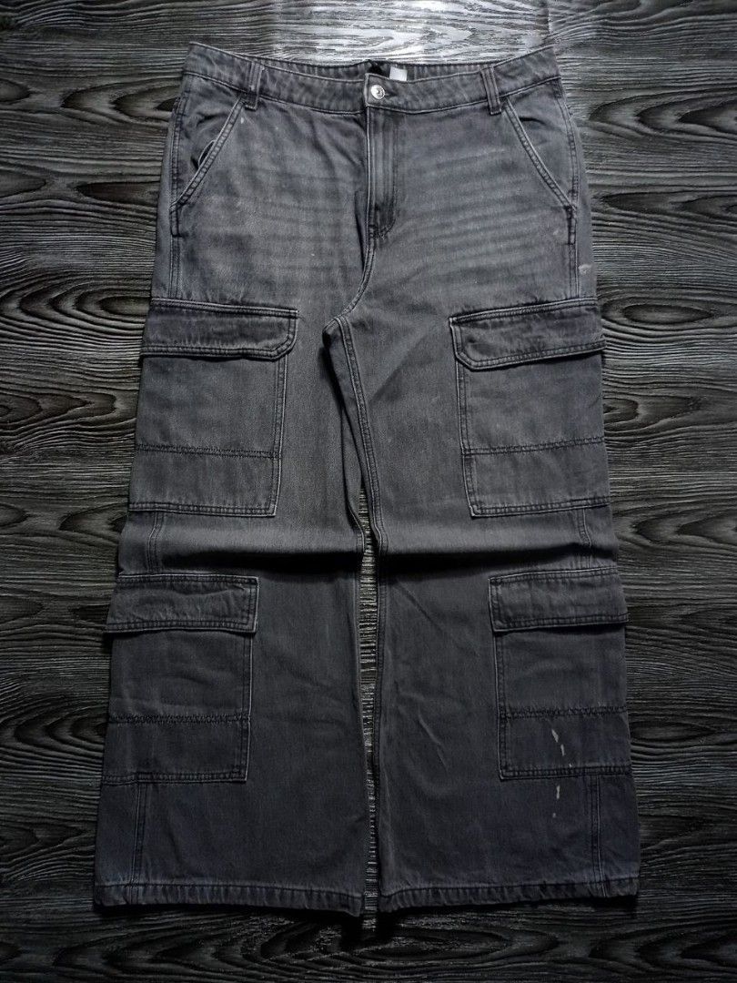 H&M black-grey washed Multipocket (Category: Jeans) located in Caloocan City. Submitted by renowear (Listing ID 1458893279, Image 2). Description: H&M black-grey washed Multipocket Excellent Condition Color Rate: 9/10 Issue: Dot Model: 5'7" Fb: Esjay Tingcoy Pm kong gusto nyo vid ww Measurements • Width: 34 • Length: 39.5 • Thigh: 13 • Hem: 12 850 + sf DM IF INTERESTED📥.