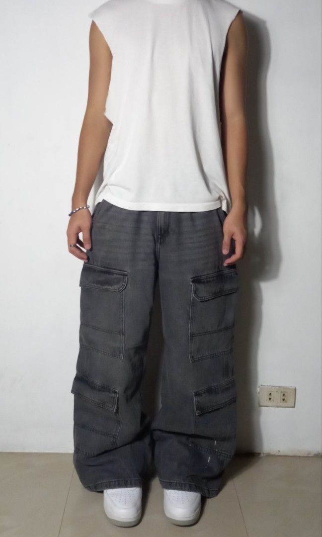 H&M black-grey washed Multipocket (Category: Jeans) located in Caloocan City. Submitted by renowear (Listing ID 1458893279, Image 1). Description: H&M black-grey washed Multipocket Excellent Condition Color Rate: 9/10 Issue: Dot Model: 5'7" Fb: Esjay Tingcoy Pm kong gusto nyo vid ww Measurements • Width: 34 • Length: 39.5 • Thigh: 13 • Hem: 12 850 + sf DM IF INTERESTED📥.