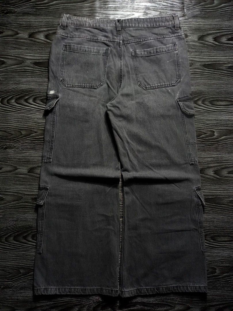 H&M black-grey washed Multipocket (Category: Jeans) located in Caloocan City. Submitted by renowear (Listing ID 1458893279, Image 3). Description: H&M black-grey washed Multipocket Excellent Condition Color Rate: 9/10 Issue: Dot Model: 5'7" Fb: Esjay Tingcoy Pm kong gusto nyo vid ww Measurements • Width: 34 • Length: 39.5 • Thigh: 13 • Hem: 12 850 + sf DM IF INTERESTED📥.