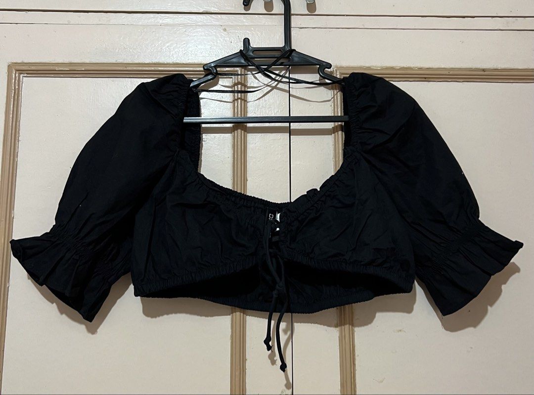 H&M Crop Top (Category: Others Tops) located in Balanga. Submitted by kingscionsmom (Listing ID 1458954693, Image 1). Description: Runs big.