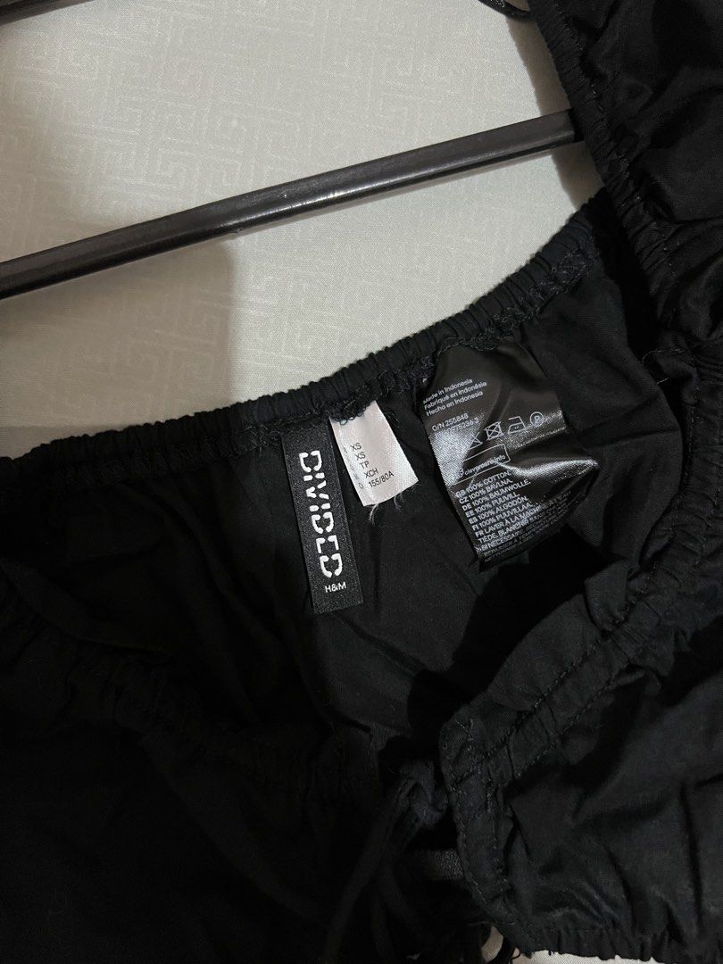 H&M Crop Top (Category: Others Tops) located in Balanga. Submitted by kingscionsmom (Listing ID 1458954693, Image 2). Description: Runs big.