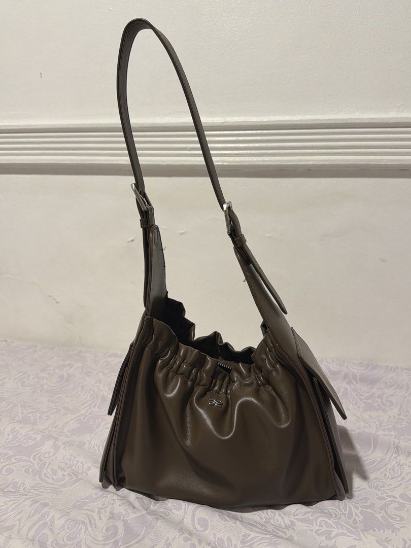 HOLB Yumi Dark Brown (Category: Shoulder Bags) located in Manila. Submitted by astryz (Listing ID 1459002113, Image 2). Description: - Stylish brown shoulder bag - Elegant ruched front detail - Secure zip closure - Detachable and adjustable strap for versatile wear - Interior zip pocket and slip pocket for organization - Durable faux leather material - Ideal everyday bag - Bought for 3k .