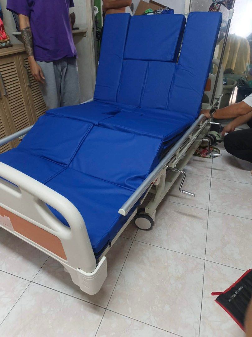 Hospital bed 5 cranks (Category: Medical Supplies & Tools) located in Quezon City. Submitted by indaytals (Listing ID 1459038251, Image 1). Description: Onhand Brandnew COD.