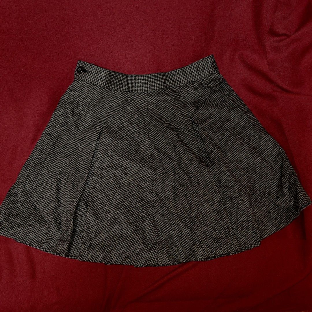 Houndstooth Pleated Mini Skirt (Category: Skirts) located in San Fernando. Submitted by decluttwv (Listing ID 1459041227, Image 1). Description: 26-28.