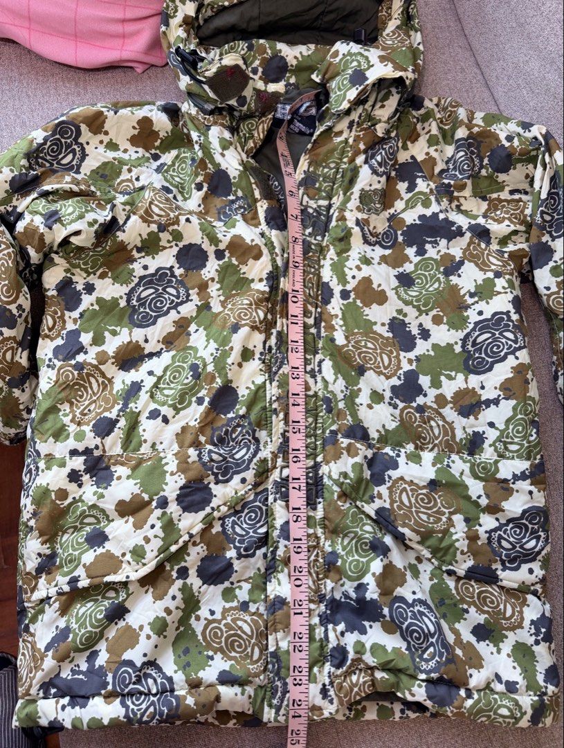 Hysteric Mini Jacket 中古 （分類：外套及戶外衣服）位於 Hong Kong。 由 calvin9603 提交（商品編號 1459005421，圖片 2）。簡介： 中古原裝Hysteric Mini迷彩綠外套，東京全新購買，較小使用。帶有可拆除帽子，拉鍊和口袋。外套的尺寸為130碼，太太154cm高也合穿。外套的迷彩圖非常獨特。130 size，已清潔衞生存放。 有興趣買家請提價及留電話確定，交易時間地點互就，大窩口地鐵站優先。可順豐到付。為避免爭坳，交收時請檢查清楚，交收後不設退換。