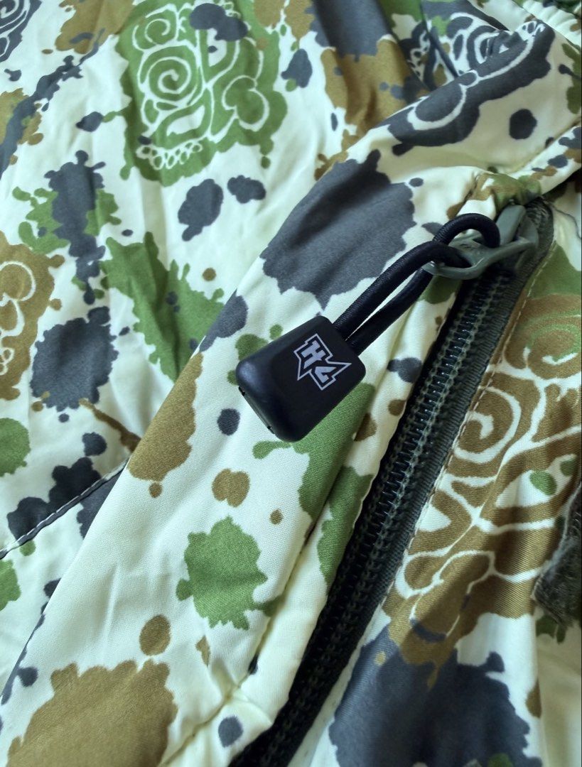 Hysteric Mini Jacket 中古 （分類：外套及戶外衣服）位於 Hong Kong。 由 calvin9603 提交（商品編號 1459005421，圖片 5）。簡介： 中古原裝Hysteric Mini迷彩綠外套，東京全新購買，較小使用。帶有可拆除帽子，拉鍊和口袋。外套的尺寸為130碼，太太154cm高也合穿。外套的迷彩圖非常獨特。130 size，已清潔衞生存放。 有興趣買家請提價及留電話確定，交易時間地點互就，大窩口地鐵站優先。可順豐到付。為避免爭坳，交收時請檢查清楚，交收後不設退換。
