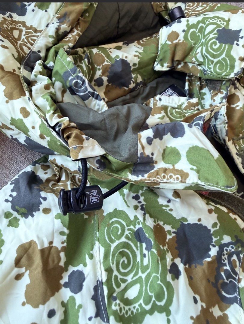 Hysteric Mini Jacket 中古 （分類：外套及戶外衣服）位於 Hong Kong。 由 calvin9603 提交（商品編號 1459005421，圖片 7）。簡介： 中古原裝Hysteric Mini迷彩綠外套，東京全新購買，較小使用。帶有可拆除帽子，拉鍊和口袋。外套的尺寸為130碼，太太154cm高也合穿。外套的迷彩圖非常獨特。130 size，已清潔衞生存放。 有興趣買家請提價及留電話確定，交易時間地點互就，大窩口地鐵站優先。可順豐到付。為避免爭坳，交收時請檢查清楚，交收後不設退換。
