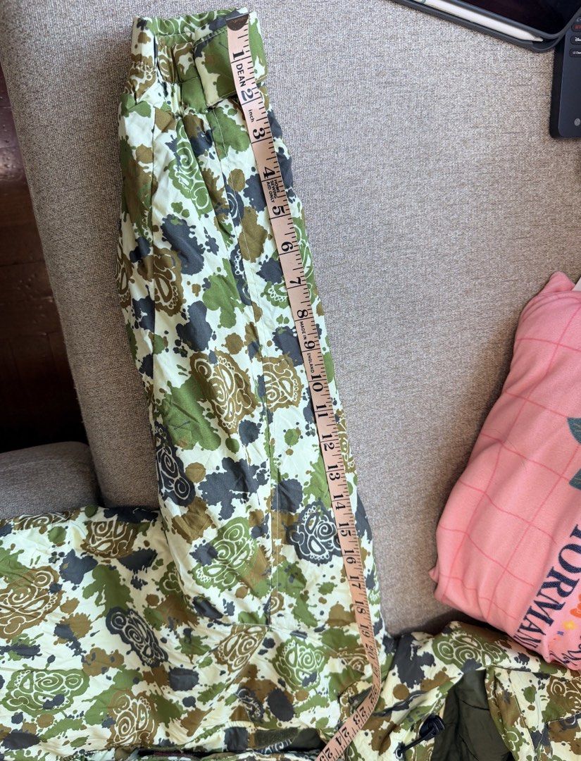 Hysteric Mini Jacket 中古 （分類：外套及戶外衣服）位於 Hong Kong。 由 calvin9603 提交（商品編號 1459005421，圖片 3）。簡介： 中古原裝Hysteric Mini迷彩綠外套，東京全新購買，較小使用。帶有可拆除帽子，拉鍊和口袋。外套的尺寸為130碼，太太154cm高也合穿。外套的迷彩圖非常獨特。130 size，已清潔衞生存放。 有興趣買家請提價及留電話確定，交易時間地點互就，大窩口地鐵站優先。可順豐到付。為避免爭坳，交收時請檢查清楚，交收後不設退換。